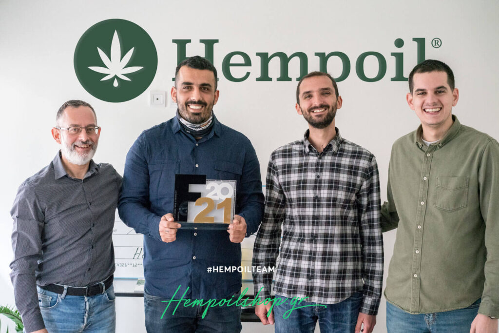 Η ομάδα της Hempoil® Natural Products κρατάει το βραβείο του Franchise business awards. 