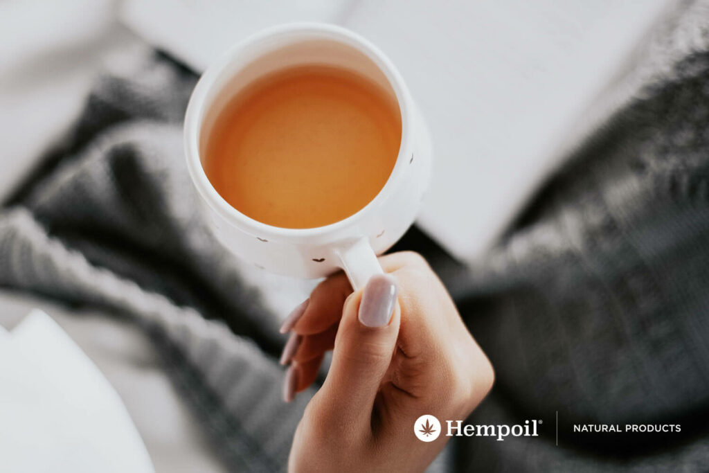 Τσάι Κάνναβης ποτήρι με λεμόνι και βότανα για καθημερινή ενυδάτωση
